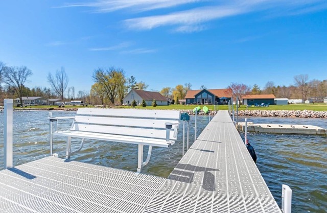 White Potato Lakehouse-Huge Yard, Firepit, VBall!