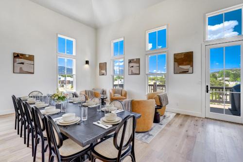 Whitewater Villa - 5BR Luxury Retreat with Hot Tub