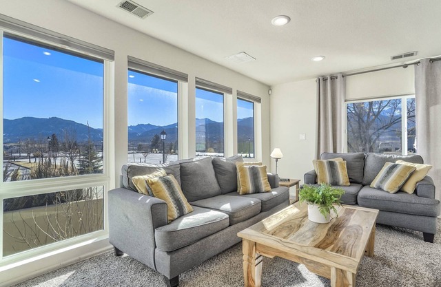 Whole Duplex! 3 Bedrooms, 2 Bathrooms, 4 Beds, Sleeps 8