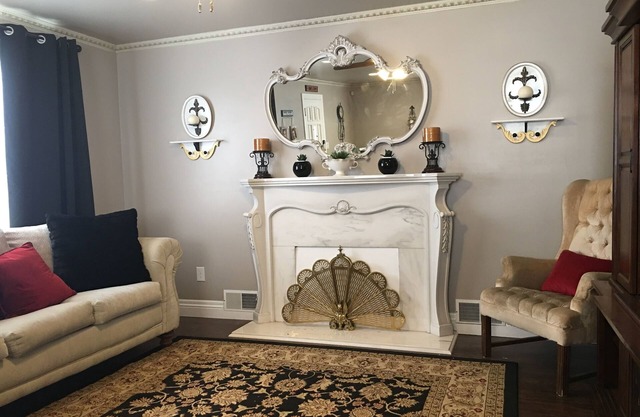 Whole House Sleeps 10 6 min from Airport|Downtown