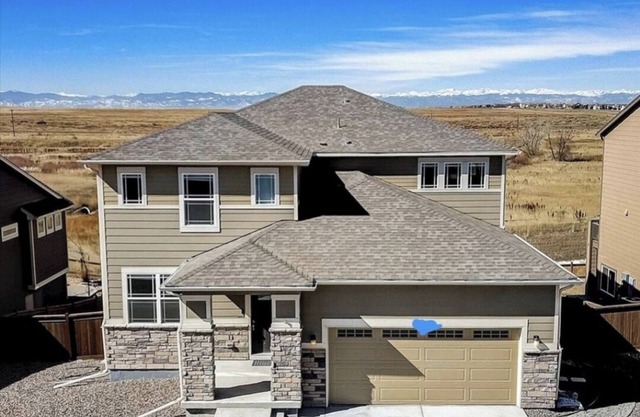 Whole house with two garage with full kitchen, spacious and nice view on patio.