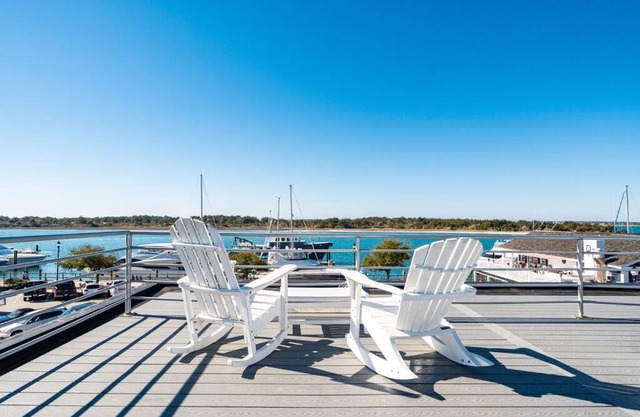 Why Knot Getaway.Rooftop with WaterView! Unit D
