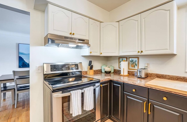 Wicks Home - Desirable Neighborhood Near Downtown by RedAwning