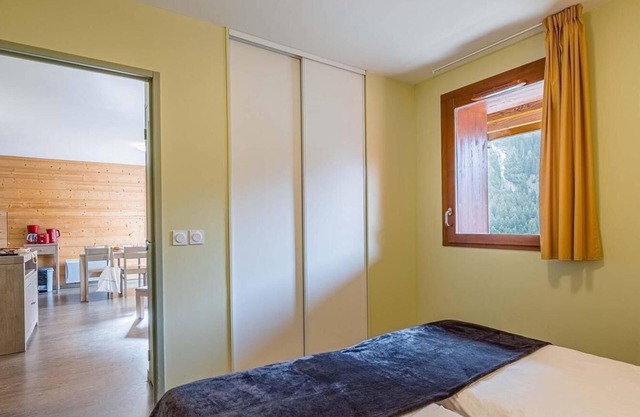 Wifi, 50m from ski lifts, fitness, swimming pool, sauna, hammam, balcony, parking, tv, 64m², Vaujany