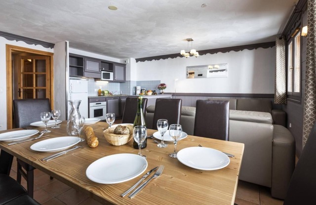 Wifi, 50m from ski slopes, fitness, swimming pool, sauna, balcony, fireplace or stove, parking, tv