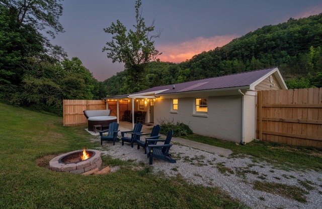 WiFi, Hot Tub, Pets, Prime Location in Red River Gorge!