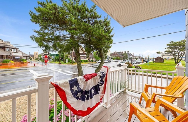 WiFi. Ourdoor Shower. Porch Ocean Side 1st floor duplex, a short walk from.