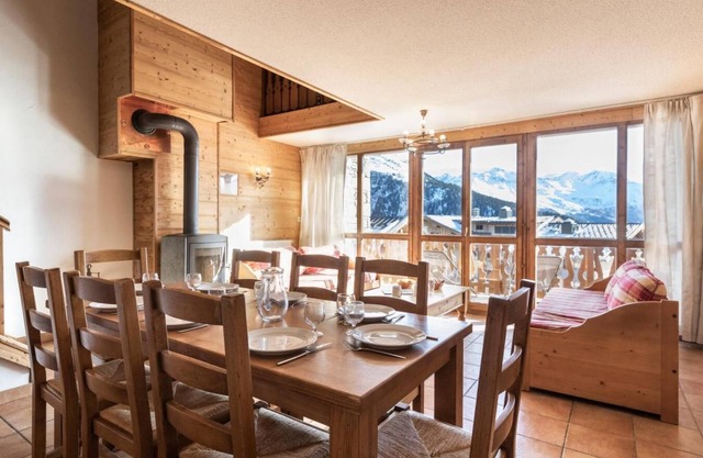 Wifi, ski-in/ski-out & foot of the slopes, swimming pool, sauna, hammam, balcony, fireplace or stove