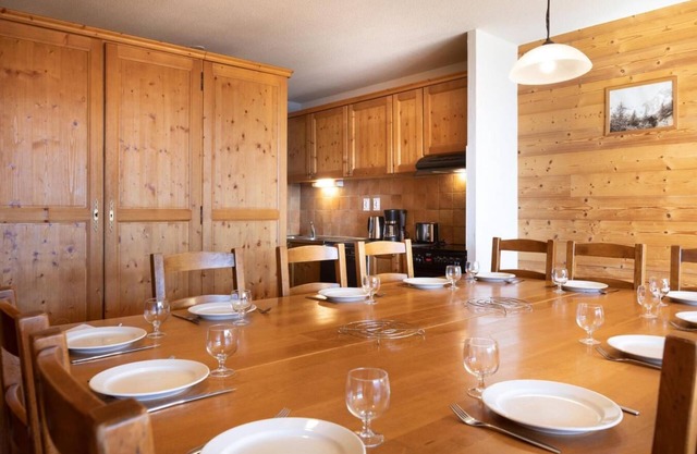 Wifi, ski-in/ski-out & foot of the slopes, swimming pool, sauna, hammam, balcony, fireplace or stove