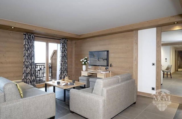Wifi, ski-in/ski-out & foot of the slopes, fitness, swimming pool, balcony, parking, tv, ski locker