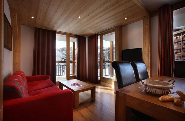 Wifi, ski-in/ski-out & foot of the slopes, fitness, swimming pool, sauna, hammam, balcony, parking