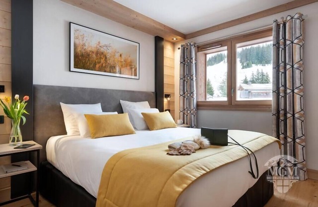 Wifi, ski-in/ski-out & foot of the slopes, swimming pool, sauna, hammam, balcony, parking, tv, 60m²