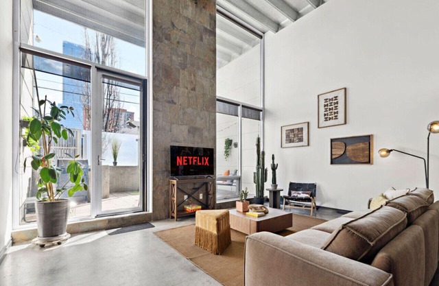 Wild West Lofts | Patio | Walk to Rogers | Games!