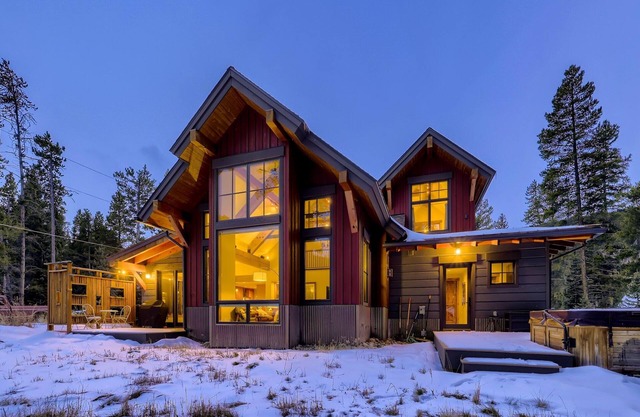 Wilderness Woods Retreat: Private Hot Tub, Close to Town!