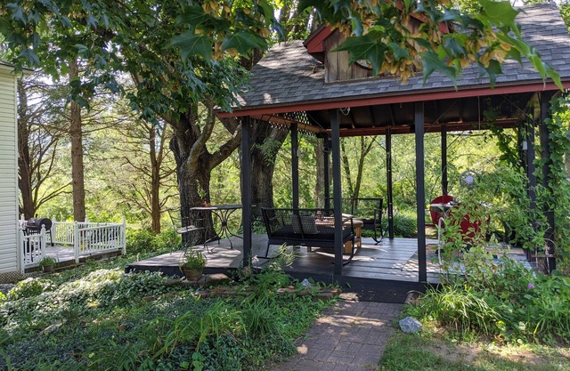 WildManDan 1870 Farmhouse with Brewery onsite in Old Cola Barn w Game Room