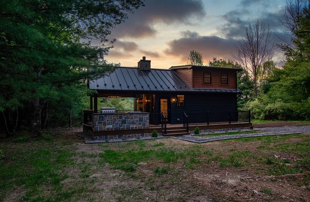 Wildwood Cabin: Romantic cozy cabin in the woods with indoor fireplace