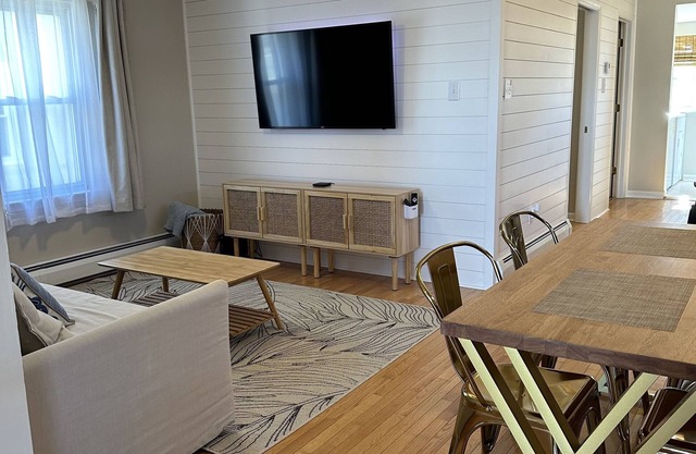 Wildwood Coastal Cottage [walking distance to restaurants]