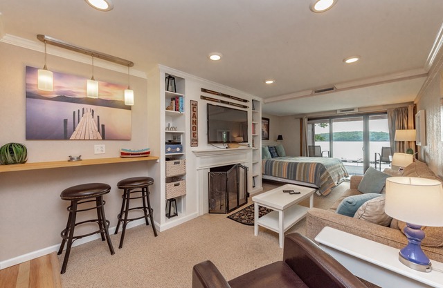 Will O' The Wisp 103A: Lakefront Efficiency Style Condo, Beautifully Decorated w
