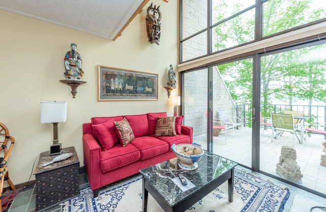 Will O' The Wisp 307C: Lakefront One Bedroom Condo with Exotic Flair, Fireplace,
