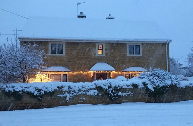 Willow Cottage Newly refurbished Cotswold stone 4 bed cottage