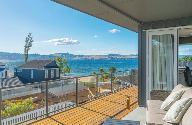 Willow Lake House - Lake Taupo Holiday Home