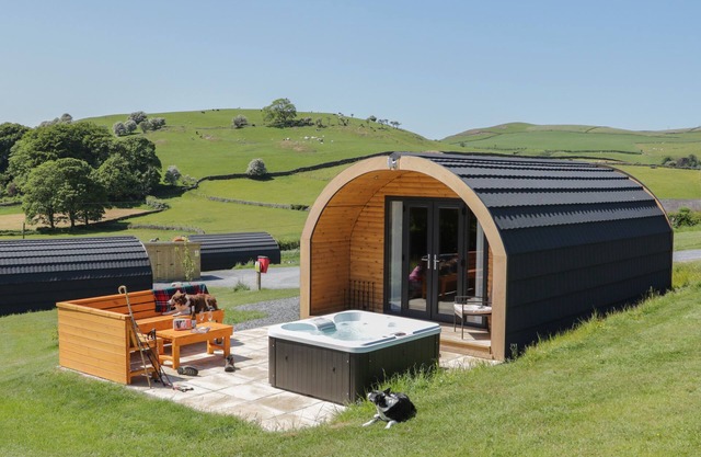 WILLOW, pet friendly, with hot tub in Ulverston