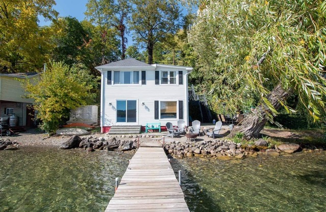 Willow Tree Cottage: Pet Friendly + Lakeside Vacation