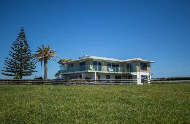 Wills On The Water - beachfront apartment