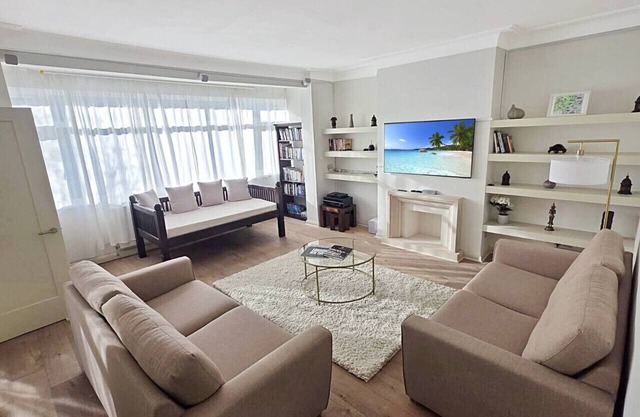 Wimbledon retreat near village & park