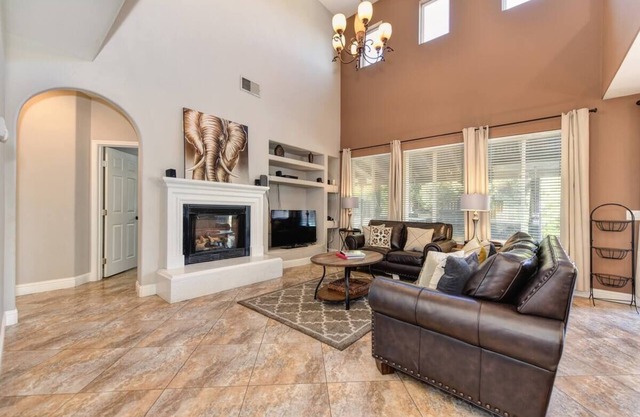 WIND HOUSE Luxury Next to Downtown OldTown Airport SleepTrain Arena Pool Sauna