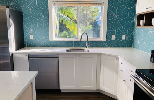 Wind + Tide 70" TV, Two King Suites, Beachfront Complex!