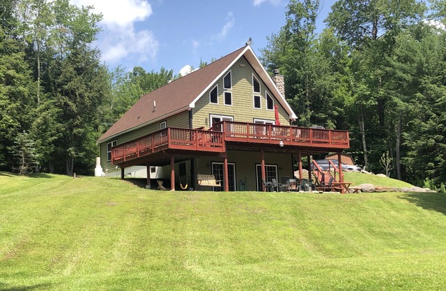 Windham Mountain Chalet with Treehouse sleeps 15, Game Room & fireplace
