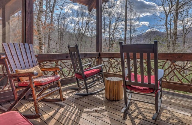 Winding Log Ridge- Pet Friendly | Screened Porch | 11 miles from Downtown