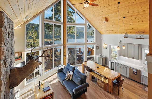 Window Wonderland by Destination Big Bear : Custom Luxury Built Near the Lake! Breathtaking Lake Views! Gameroom! Hot Tub!
