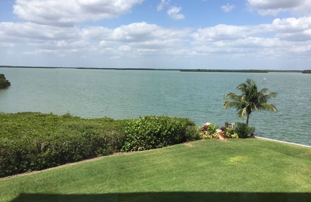 Windward Point #210 Comfortable condo with beautiful view of the bay