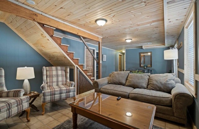 Wine Down Cottage - Near Wineries, Large Backyard