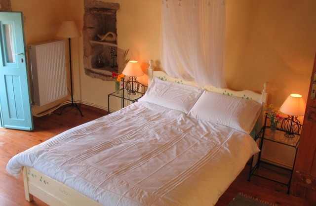 Wine Press Sleeps 4 (1 Bedroom) A two bathroom 2 floor house