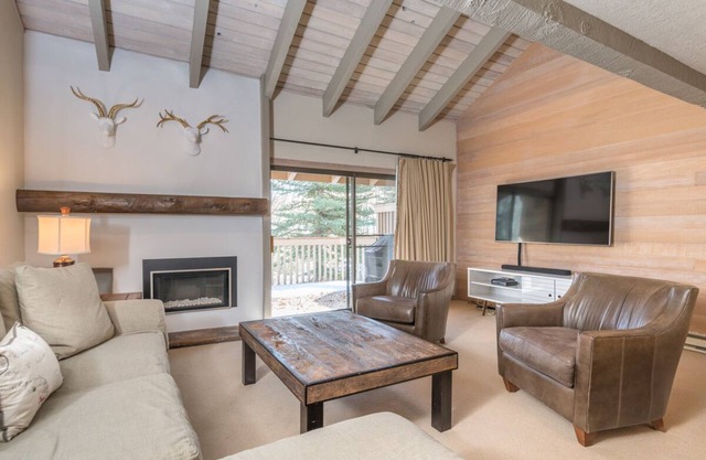 Winter Availability! Sunny slope-side Condo with Private Deck and WIFI, Near Dollar Mountain
