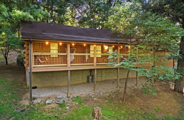 Winter Deals! Lux Cabin, Hot Tub, 5 Acres, Games!