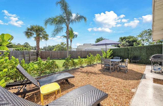 Winter Getaway Stuart - Bring your truck, boat or RV - Large Fenced Yard