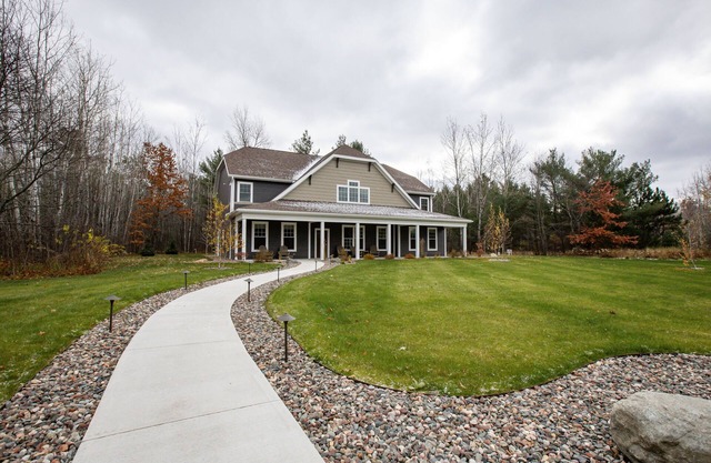 Winter Oasis W/Prime Location & Lots of Space!