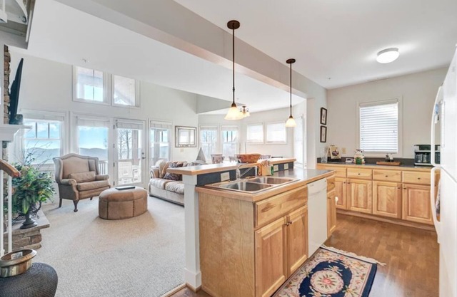 Wintergreens R132- Mountain Condo, Mountain View, Gated Resort, Indoor/Outdoor Pools and Hot Tub,.