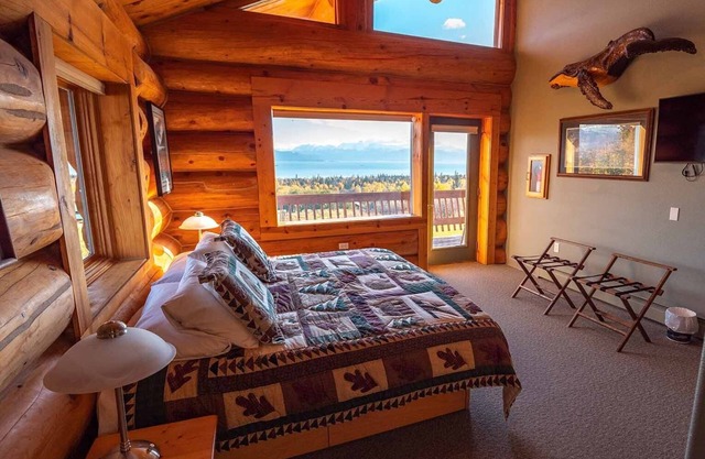 Wisdom Room - Good Karma Inn - Bed and Breakfast in Homer, Alaska