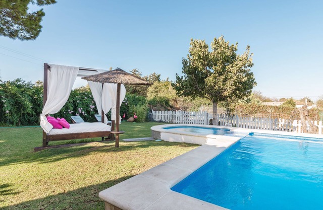 With luxurious outdoor area - Villa El Chalet del Mar