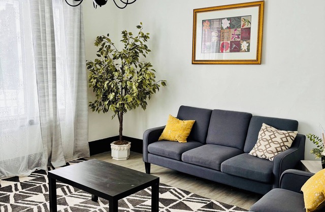 With Parking Cozy 2BR , 3 mins to Niagara Falls, Family sized