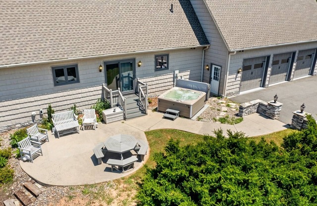 Wolf Ridge Chalet-Open for Bookings! Game Room, Sleeps 18, Hot Tub
