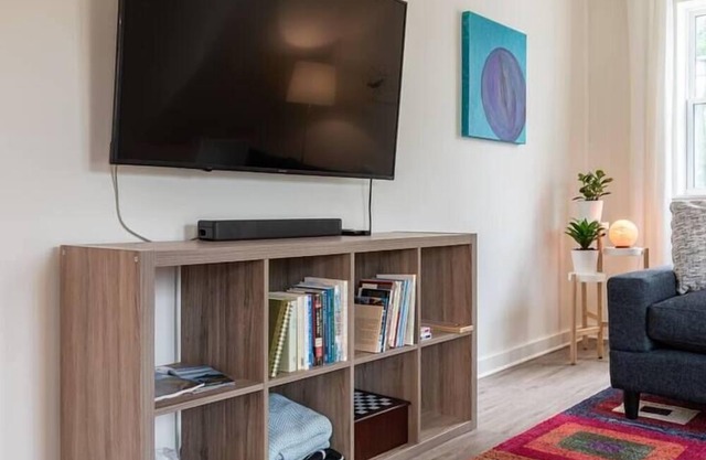 Wolfville Fabulous Downtown Suite with Parking, AC, Laundry