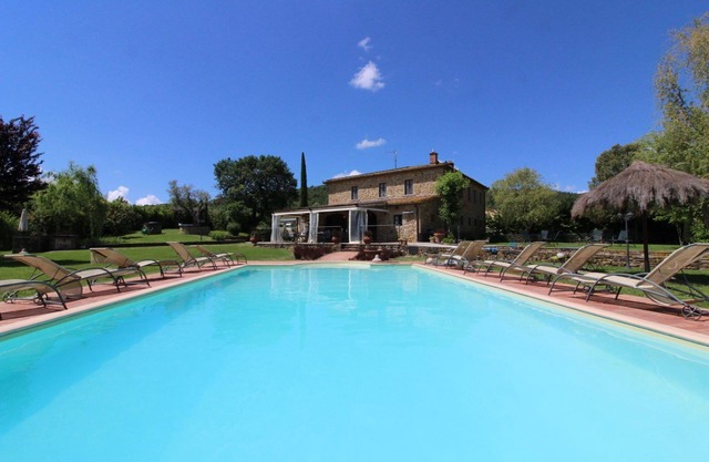 Wonderful private villa for 16 guests with WIFI, private pool, TV and pets allowed, close to Are.