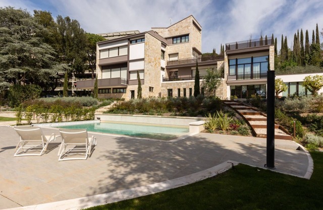 Wonderful apartment that accommodates up to 4 people, on two levels and equipped with all comforts, including a large terrace overlooking the city and the hills. The accommodation is located in a modern condominium complex with a shared swimming pool and