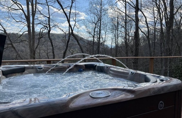 Wonderful cabin tucked in the woods/w Hot tub